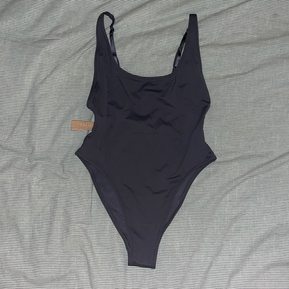 Skims Signature Swim Scoop Neck One Piece